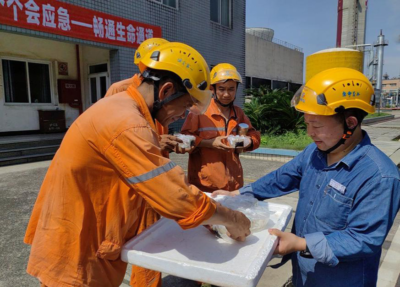 高溫慰問送清涼 情系一線暖人心——弘旭公司黨委開展現(xiàn)場(chǎng)送清涼活動(dòng)(圖3)